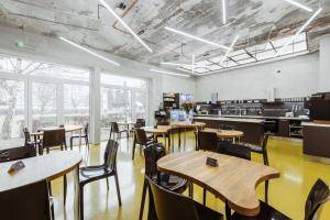Reštaurácia alebo iné gastronomické zariadenie v ubytovaní Smarthotel Nezvalova Archa