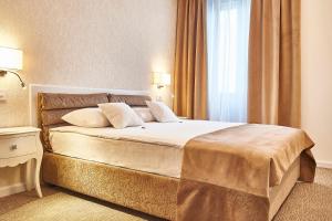 a hotel room with a bed and a window at Continental Forum Sibiu in Sibiu