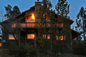 Una casa grande con una luz en el lateral. en Summit Ski-Inn Ski-Out, en Big Bear Lake