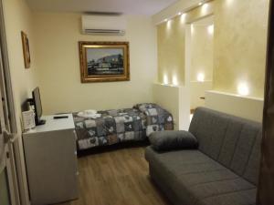 a living room with a bed and a couch at Appartamento Villa Elison in Lazise