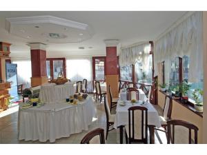 Garni Hotel Vila Milord Resort 레스토랑 또는 맛집