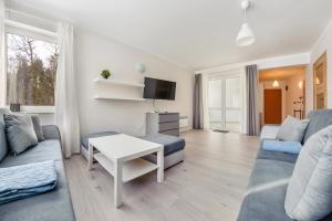 salon z kanapą i stołem w obiekcie Apartamenty Sun & Snow Szkolna w mieście Międzywodzie