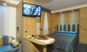 A bed or beds in a room at Sporthotel Europa Sul Lago