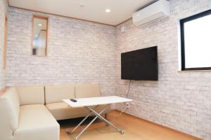 TV at/o entertainment center sa Guest House En