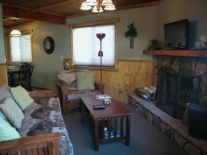 un soggiorno con divano e camino di Moonridge Ski Pad a Big Bear Lake