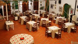Ein Restaurant oder anderes Speiselokal in der Unterkunft Caserio de Iznájar 