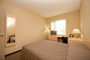 Residence & Conference Centre - Kamloops tesisinde bir odada yatak veya yataklar