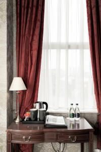 biurko z lampką i oknem w obiekcie Butlers Townhouse w Dublinie