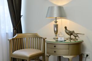 ein Tisch mit einer Lampe und zwei Vögeln darauf in der Unterkunft Hotel Domstern in Köln + 49 Fotos