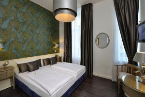 ein Schlafzimmer mit einem Bett und einer grünen Wand in der Unterkunft Hotel Domstern in Köln