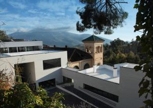 un edificio con una torre de reloj encima en Hotel Balneario de Lanjarón, en Lanjarón