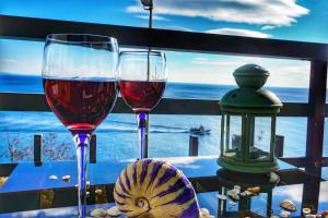 ピレウスにあるSeaview apartmentの海の景色を望むテーブルの上にワイン2杯