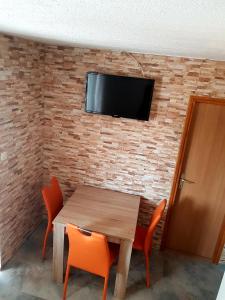 TV a/nebo společenská místnost v ubytování Apartments Marko