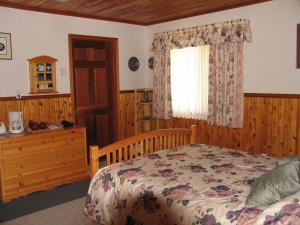 Tempat tidur dalam kamar di Blue Grouse Country Inn B&B