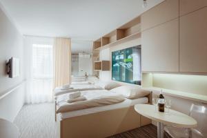 Posteľ alebo postele v izbe v ubytovaní Smarthotel Nezvalova Archa
