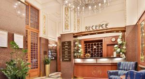 una hall con una riproduzione con un negozio di vini di Olympia Wellness Hotel a Karlovy Vary