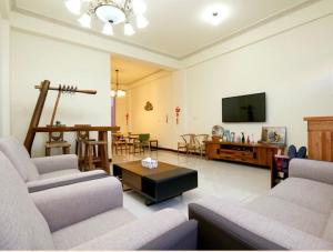 TV a/nebo společenská místnost v ubytování Hometown Times Homestay