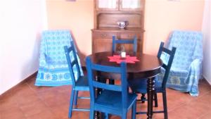 una sala da pranzo con tavolo e 4 sedie di Le Vele a Riva Ligure