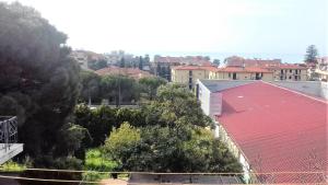vista su una città con tetto rosso di Le Vele a Riva Ligure