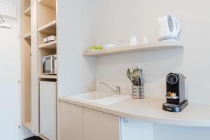 Kuchyňa alebo kuchynka v ubytovaní Smarthotel Nezvalova Archa