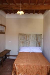 a bedroom with a bed with a wooden headboard at Affittacamere La Loggia in Altopascio