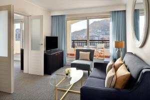 TV tai viihdekeskus majoituspaikassa Columbus Hotel Monte-Carlo, Curio Collection by Hilton