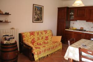 - un salon avec un canapé et une table dans l'établissement Agriturismo Diciocco, à Venturina Terme