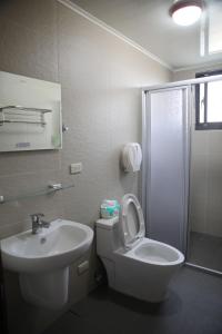 uma casa de banho com um WC, um lavatório e um chuveiro em Caibei Homestay em Magong