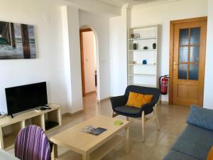 ein Wohnzimmer mit einem Sofa und einem Tisch in der Unterkunft Villa Cristal II 5607 - Resort Choice in Los Nietos