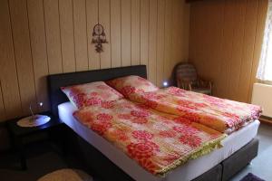 1 dormitorio con 1 cama con 2 mantas en Ferienwohnung Maria, en Petersfeld