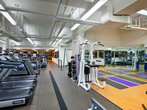 einen Fitnessraum mit vielen Laufbändern und Maschinen in der Unterkunft City Club Hotel in New York