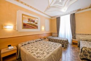 una camera d'albergo con due letti e un dipinto sul muro di Hotel Marco Polo Rome a Roma