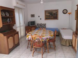 uma sala de estar com uma mesa e cadeiras e uma cama em Appartamenti Bernardo I em Roccella Ionica