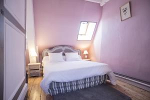 Postel nebo postele na pokoji v ubytování Les Chambres du Château du Rozel