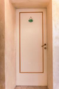 Una puerta blanca con una señal verde. en Ghibellino B&B en Arezzo