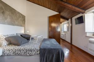 ein Schlafzimmer mit einem großen Bett in einem Zimmer in der Unterkunft Rooms Castelvecchio - Palazzo Canossa in Verona