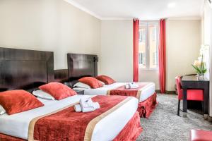 Postel nebo postele na pokoji v ubytování Hotel De Suède