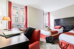 Postel nebo postele na pokoji v ubytování Hotel De Suède