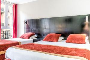 Postel nebo postele na pokoji v ubytování Hotel De Suède