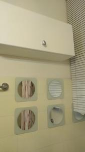 une salle de bains avec quatre donuts dans des boîtes sur le mur dans l'établissement Happy Stay Apartment, à Bad Mitterndorf