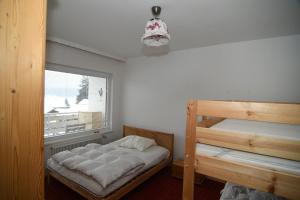 une chambre avec deux lits superposés et une fenêtre dans l'établissement Happy Stay Apartment, à Bad Mitterndorf