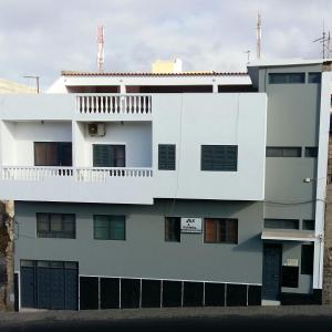 een wit appartementencomplex met een balkon bij Mix 2 in Mindelo