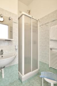 Un baño con ducha de cristal y lavabo. en Albergo Natalina, en Finale Ligure