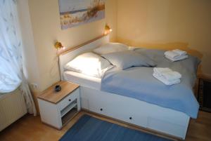 a bedroom with a bed with two towels on it at Ostseewind - in der Strandstrasse-führt zur Seebrücke in Kühlungsborn