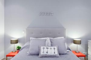 Katil atau katil-katil dalam bilik di Serrano Apartment by Flatsweethome