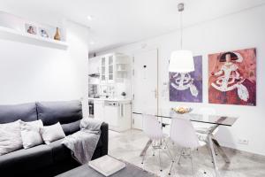 マドリードにあるSerrano Apartment by Flatsweethomeのリビングルーム(ソファ、テーブル付)
