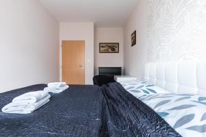 um quarto com uma cama com toalhas em The SUNNY PRAGUE APPARTMENT&Garage em Praga