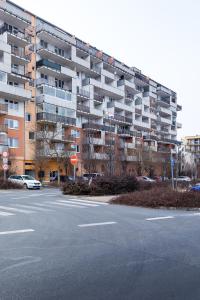 eine leere Straße vor einem großen Apartmenthaus in der Unterkunft The SUNNY PRAGUE APPARTMENT&Garage in Prag