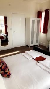 um quarto com uma grande cama branca com toalhas em The Star Inn em Nottingham