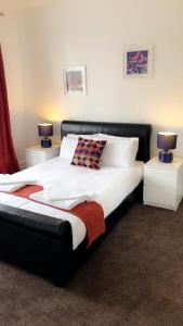 ノッティンガムにあるThe Star Innのベッドルーム1室(大型ベッド1台、ナイトスタンド2台付)
